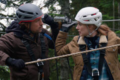 Martin Henderson come Jack Sheridan e Alexandra Breckenridge come Mel Monroe in Virgin River 3x06