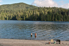 (S-D) Tim Matheson come Doc Mullins, Trevor Lerner come Bert in Virgin River 4x10