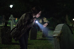 Emma Myers come Pip Fitz-Amobi in Come uccidono le brave ragazze 2x04