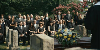 (S-D) Jack Innanen come Max, Taylor Ortega come Morgan, Laurie Metcalf come Linda, e Abby Quinn come Natalie in Big Mistakes 1x01