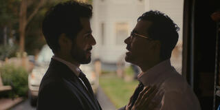 (S-D) Jacob Gutierrez come Tareq e Dan Levy come Nicky in Big Mistakes 1x02