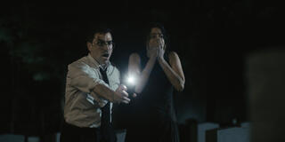 (S-D) Dan Levy come Nicky e Taylor Ortega come Morgan in Big Mistakes 1x02