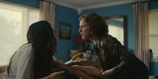 (S-D) Taylor Ortega come Morgan e Laurie Metcalf come Linda in Big Mistakes 1x03