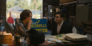 (S-D) Laurie Metcalf come Linda e Dan Levy come Nicky in Big Mistakes 1x06