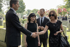 (S-D) Joe Barbara come Mike, Abby Quinn come Natalie, e Laurie Metcalf come Linda in Big Mistakes 1x01