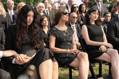 (S-D) Taylor Ortega come Morgan, Laurie Metcalf come Linda, e Abby Quinn come Natalie in Big Mistakes 1x01