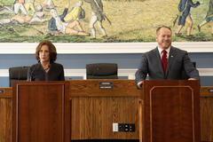 (S-D) Laurie Metcalf come Linda e Darren Goldstein come Tom Donaldson in Big Mistakes 1x04