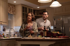 Laurie Metcalf come Linda e Dan Levy come Nicky in Big Mistakes 1x04