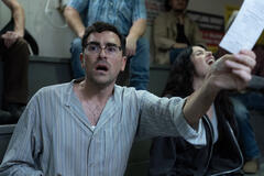 (S-D) Dan Levy come Nicky e Taylor Ortega come Morgan in Big Mistakes 1x05