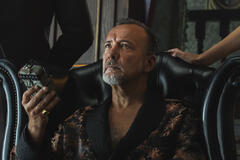 David Novas come Samuel (Guardaespaldas), Jose Luis García Pérez come Duque, Marta Nieto come Duquesa/Genoveva in Berlino e la Dama con l'ermellino 1x08