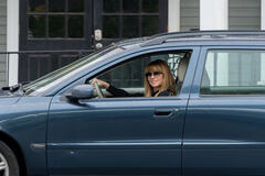 Linda Cardellini in DTF St. Louis 1x02