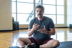 David Harbour in DTF St. Louis 1x05