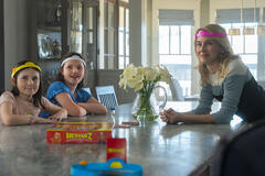 Maddyn Kendall Grewe, Aizley Ford, Wynn Everett in DTF St. Louis 1x05