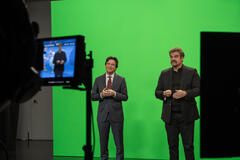 Jason Bateman, David Harbour in DTF St. Louis 1x06