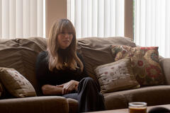 Linda Cardellini in DTF St. Louis 1x06