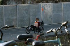 Linda Cardellini in DTF St. Louis 1x07