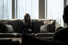 Linda Cardellini in DTF St. Louis 1x07