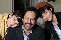 Pietro Serpi (Adriano Cesaroni), Matteo Branciamore (Marco Cesaroni) e Valentina Bivona (Marta Cesaroni) sul set de I Cesaroni - Il Ritorno 7x01