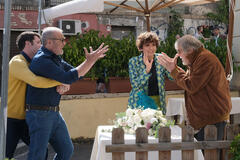 Niccolò Centioni (Rudi), Claudio Amendola (Giulio), Lucia Ocone (Livia) e Maurizio Mattioli (Augusto) sul set de I Cesaroni - Il Ritorno 7x01