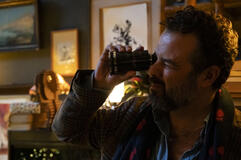 Il regista Edoardo De Angelis sul set del suo film Il fuoco che ti porti dentro