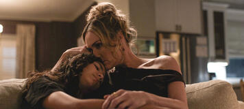 Casey (Liv Lindell), Lori (Erinn Hayes) in It's Not Like That