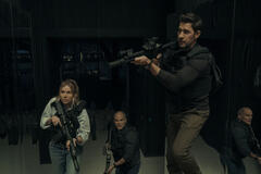 Emma Marlowe (Sienna Miller), Mike November (Michael Kelly), e Jack Ryan (John Krasinski) in Tom Clancy's Jack Ryan: Ghost War