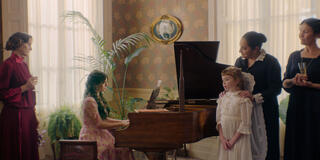 Chiara Parravicini (Rosa) suona il piano e Francesca Turco (Kid Clara) in La Casa degli Spiriti