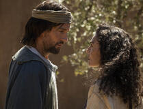 Tom Mison (Isaac), Alexa Davalos (Rebekah) in Le Donne della Bibbia