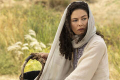 Alexa Davalos (Rebekah) in Le Donne della Bibbia