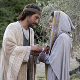 Tom Mison (Isaac), Alexa Davalos (Rebekah) in Le Donne della Bibbia