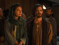 Alexa Davalos (Rebekah), Tom Payne (Jacob) in Le Donne della Bibbia