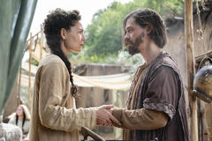Alexa Davalos (Rebekah), Tom Payne (Jacob) in Le Donne della Bibbia