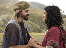 Tom Payne (Jacob), Blu Hunt (Rachel) in Le Donne della Bibbia