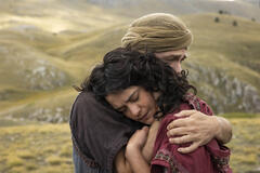 Tom Payne (Jacob), Blu Hunt (Rachel) in Le Donne della Bibbia