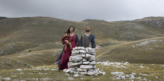 Millie Brady (Leah), Tom Payne (Jacob) in Le Donne della Bibbia