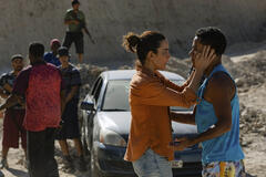 Alice Braga come Valeria Melo e Jefferson Batista come Livro in Man on Fire - Sete di vendetta 1x04