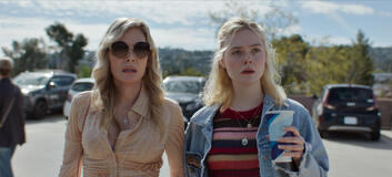 Michelle Pfeiffer e Elle Fanning in Margo ha problemi di soldi 1x01