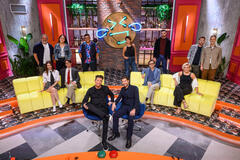 Il cast di LOL: Chi ride è fuori - Stagione 6: Carlo Amleto, Valentina Barbieri, Giovanni Esposito, Barbara Foria, Sergio Friscia, Francesco Mandelli, Paola Minaccioni, Scintilla, UfoZero2, Yoko Yamada, Alessandro Siani, Angelo Pintus.