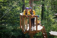 Chloe East come Celeste e Sadie Sandler come Devon in Roommates