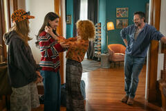 (S-D) Chloe East come Celeste, Sadie Sandler come Devon, Natasha Lyonne come Hannah e Nick Kroll come Brian in Roommates