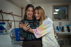 (S-D) Sadie Sandler come Devon e Chloe East come Celeste in Roommates