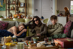 (S-D) Chloe East come Celeste, Sadie Sandler come Devon, Aidan Langford come Alex e Natasha Lyonne come Hannah in Roommates