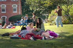 (S-D) Bella Murphy come Amber, Chloe East come Celeste, Sadie Sandler come Devon e Jaya Harper come Olivia in Roommates