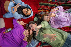 Bella Murphy come Amber, Chloe East come Celeste, Sadie Sandler come Devon e Jaya Harper come Olivia sul set di Roomm