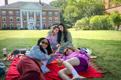 (S-D) Bella Murphy come Amber, Chloe East come Celeste, Sadie Sandler come Devon e Jaya Harper come Olivia in Roommates