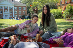 (S-D) Chloe East come Celeste, Sadie Sandler come Devon e Jaya Harper come Olivia in Roommates