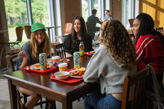 (S-D) Chloe East come Celeste, Sadie Sandler come Devon, Jaya Harper come Olivia e Bella Murphy come Amber in Roommates