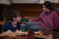 (S-D) Aidan Langford come Alex e Sadie Sandler come Devon in Roommates