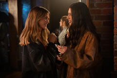 (S-D) Chloe East come Celeste e Sadie Sandler come Devon in Roommates