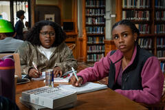 (S-D) Asha Ward come Nia e Zahra Savannah Rock come Lola in Roommates